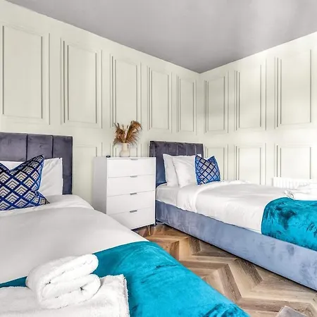 Holiday home Large 4 Bedroom House - Sleeps 10 - Centre - Perfect For Work, Families, Groups, Business Travellers & Contractors - Free Parking - By 02 Academy, Bullring, Newstreet, Selfridges - Smart Tvs In Bedrooms Birmingham