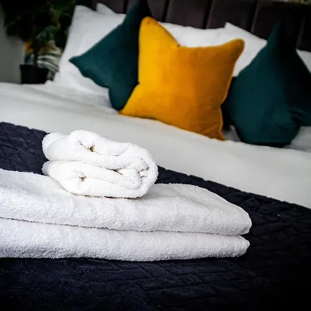 Large 4 Bedroom House - Sleeps 10 - Centre - Perfect For Work, Families, Groups, Business Travellers & Contractors - Free Parking - By 02 Academy, Bullring, Newstreet, Selfridges - Smart Tvs In Bedrooms Holiday home Birmingham