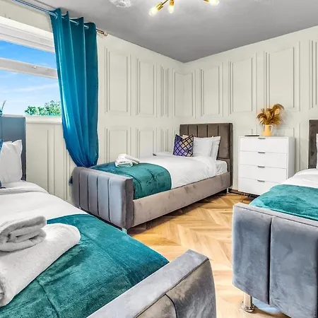 Holiday home Large 4 Bedroom House - Sleeps 10 - Centre - Perfect For Work, Families, Groups, Business Travellers & Contractors - Free Parking - By 02 Academy, Bullring, Newstreet, Selfridges - Smart Tvs In Bedrooms Birmingham
