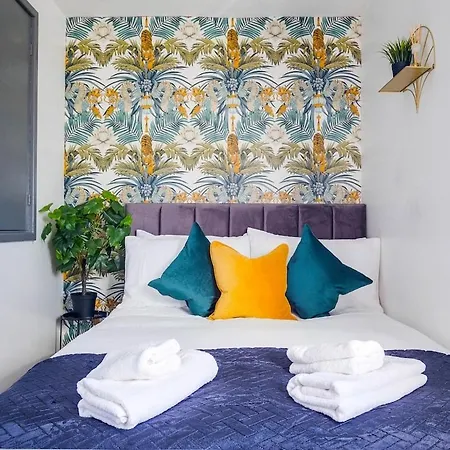 Large 4 Bedroom House - Sleeps 10 - Centre - Perfect For Work, Families, Groups, Business Travellers & Contractors - Free Parking - By 02 Academy, Bullring, Newstreet, Selfridges - Smart Tvs In Bedrooms Birmingham