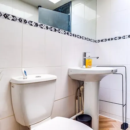 Large 4 Bedroom House - Sleeps 10 - Centre - Perfect For Work, Families, Groups, Business Travellers & Contractors - Free Parking - By 02 Academy, Bullring, Newstreet, Selfridges - Smart Tvs In Bedrooms Holiday home *