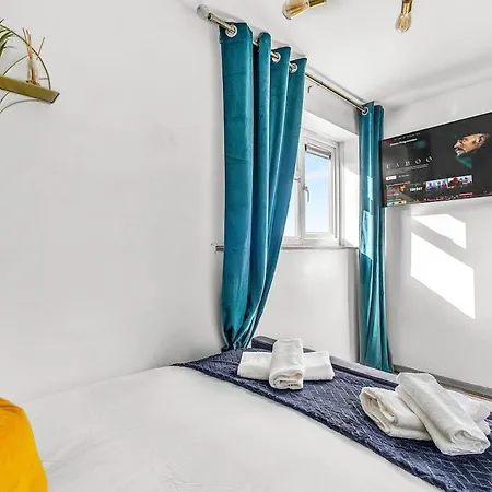 Holiday home Large 4 Bedroom House - Sleeps 10 - Centre - Perfect For Work, Families, Groups, Business Travellers & Contractors - Free Parking - By 02 Academy, Bullring, Newstreet, Selfridges - Smart Tvs In Bedrooms Birmingham