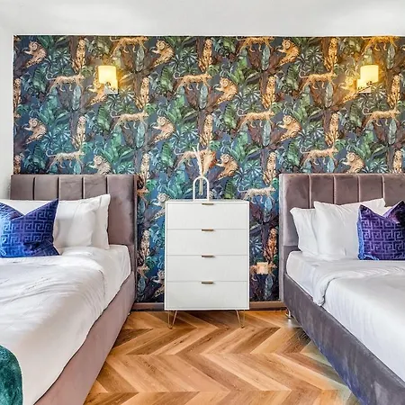 Large 4 Bedroom House - Sleeps 10 - Centre - Perfect For Work, Families, Groups, Business Travellers & Contractors - Free Parking - By 02 Academy, Bullring, Newstreet, Selfridges - Smart Tvs In Bedrooms