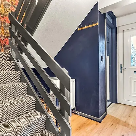Holiday home Large 4 Bedroom House - Sleeps 10 - Centre - Perfect For Work, Families, Groups, Business Travellers & Contractors - Free Parking - By 02 Academy, Bullring, Newstreet, Selfridges - Smart Tvs In Bedrooms